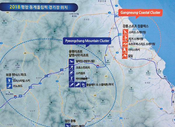 Карта олимпийских объектов Пхенчхана. Все объекты разбиты на два основных кластера – Пхенчханский горный (на схеме слева синего цвета) и прибрежный кластер в городе Каннын (справа красного цвета).