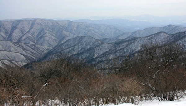 Пхенчхан расположился в провинции Канвон, которая славится своими горами. Их здесь можно увидеть везде.