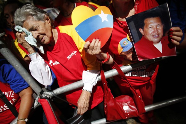 Сторонники Уго Чавеса после сообщения о третьем рецедиве рака. 8 декабря 2012 года.
