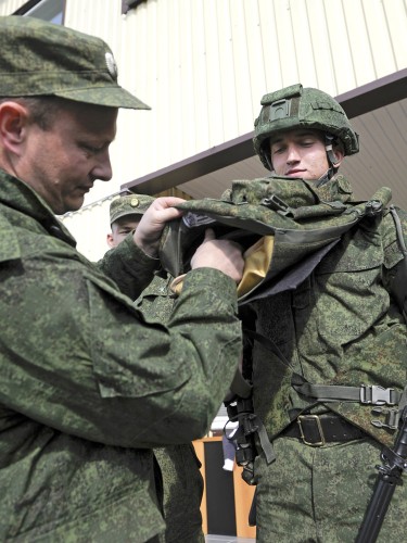 Российская армия получила новейшую боевую экипировку "Ратник"
