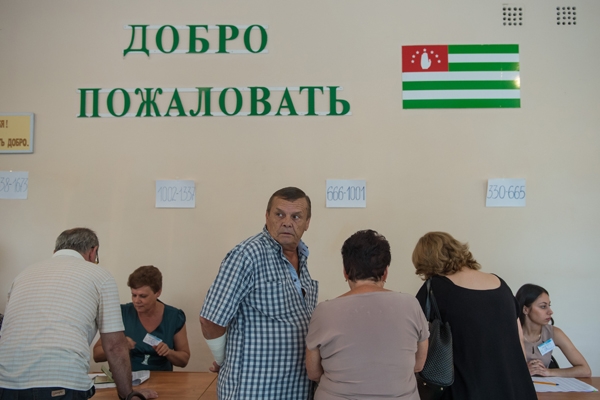 Рауль Хаджимба побеждает на выборах в Абхазии