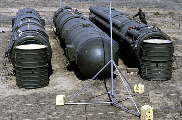Un grupo de tres misiles SS-10, preparado para la destrucción, Kapustin Yar, Astrakhan Región, 01 de agosto 1988