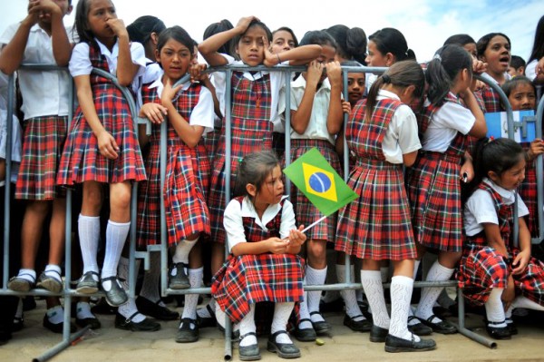 Гватемальские школьницы ждут прибытия президента Бразилии.