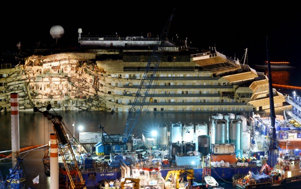 Лайнер "Costa Concordia" был возвращен в исходное, вертикальное положение. (ФОТО+видео)