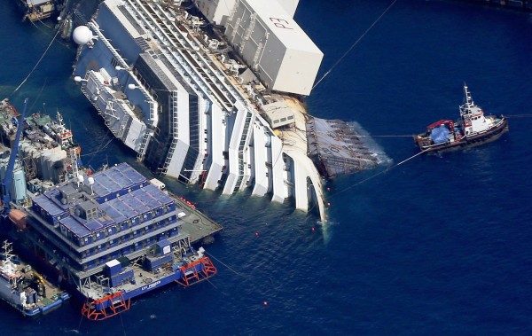 Лайнер "Costa Concordia" вернули в исходное, вертикальное положение. (ФОТО +видео)
