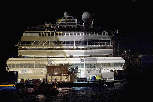 Лайнер "Costa Concordia" был возвращен в исходное, вертикальное положение. (ФОТО+видео)