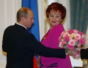 Тамара Синявская получила из рук президента не только награду, но и букет. Фото: Сергей Куксин