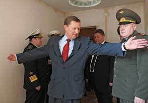 Министр обороны Сергей Иванов: Армии надо еще вот столько квартир. Фото: Леонид Якутин
