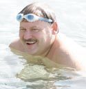 Водный кодекс позволяет депутату Госдумы Константину Затулину плавать там, где он считает нужным. Фото: Виктор Васенин