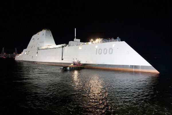 USS_Zumwalt_%28DDG-1000%29_at_night_default.jpg