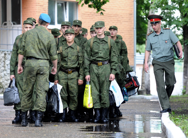 Призывники перед отправкой на место прохождения службы. Фото: Станислав Красильников / ИТАР-ТАСС