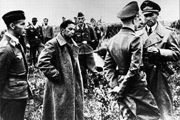 Яков Джугашвили в немецком плену. Этот снимок известен широкой публике многие десятки лет. Фото: AP