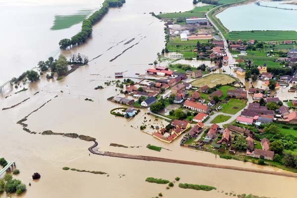 Значительная часть Чехии ушла под воду. Так выглядит деревня, оказавшаяся во власти стихии. Фото: AP