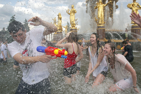 Вода способна защитить от палящего солнца, но купаться в нетрезвом виде очень опасно. Фото: РИА Новости www.ria.ru