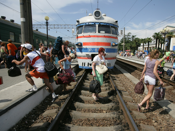 Тех, кто не любит летать, турфирмы завлекают путешествием по железной дороге. Фото: Константин Завражин/ РГ