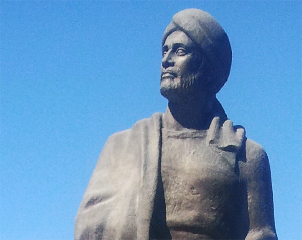 Памятник Омару Хайяму в Ашхабаде. Фото: AltynAsyr / Wikipedia