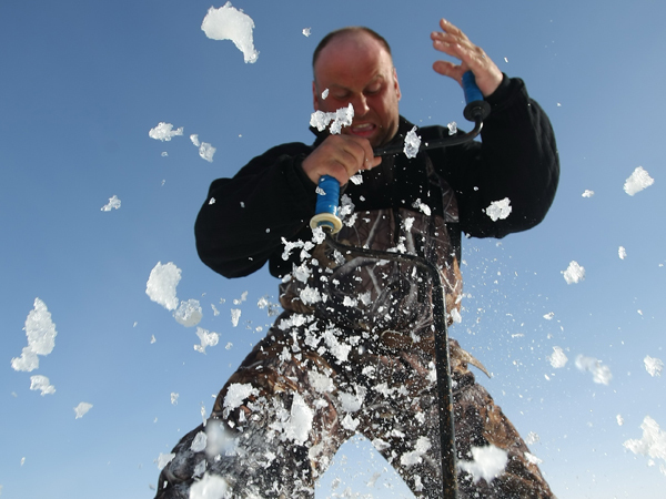 Настоящего российского рыбака не остановят ни зимний мороз, ни фиш-карта. Фото: ИТАР-ТАСС www.itar-tass.com